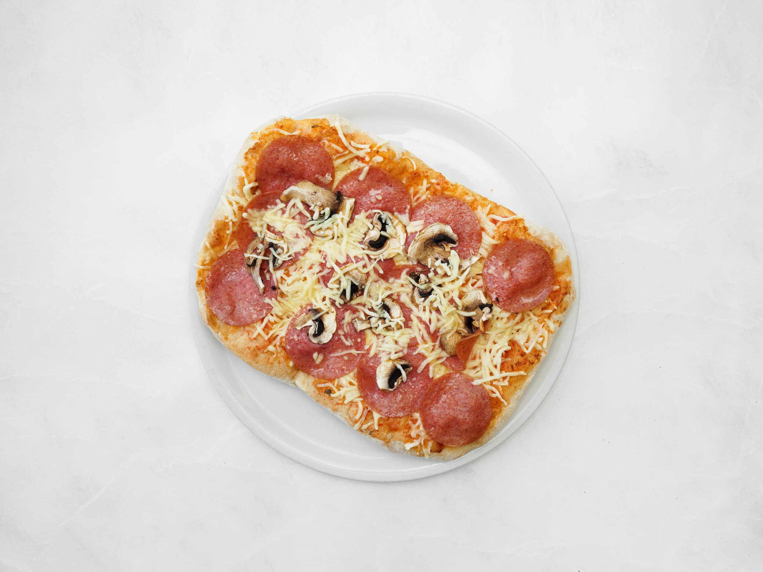 Pinsa Con Salame E Funghi